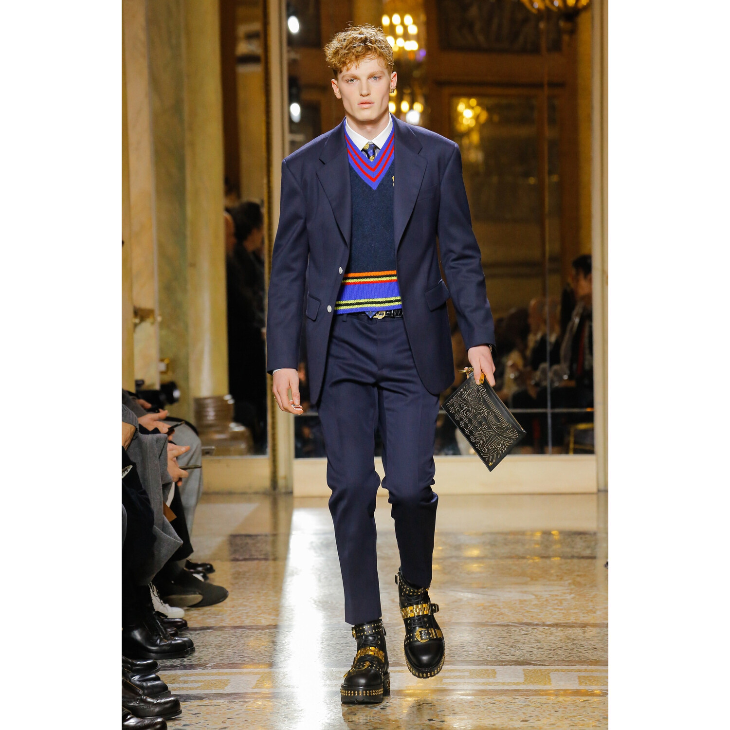 Фото Versace  FALL 2018 MENSWEAR Milan MFW коллекция Версаче осень 2018 мужская неделя моды в Милане Mainstyles